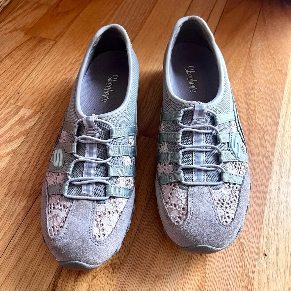 Skechers slip on sz 9.5 Women's Gray Casual Shoes hardly used fun style